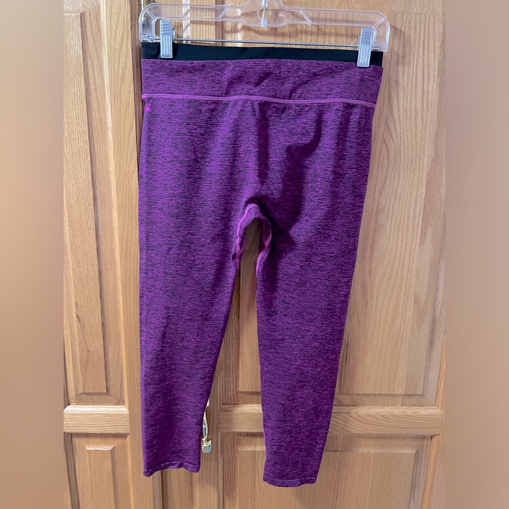 Demi Lovato Fabletics Aloni Capri Tight